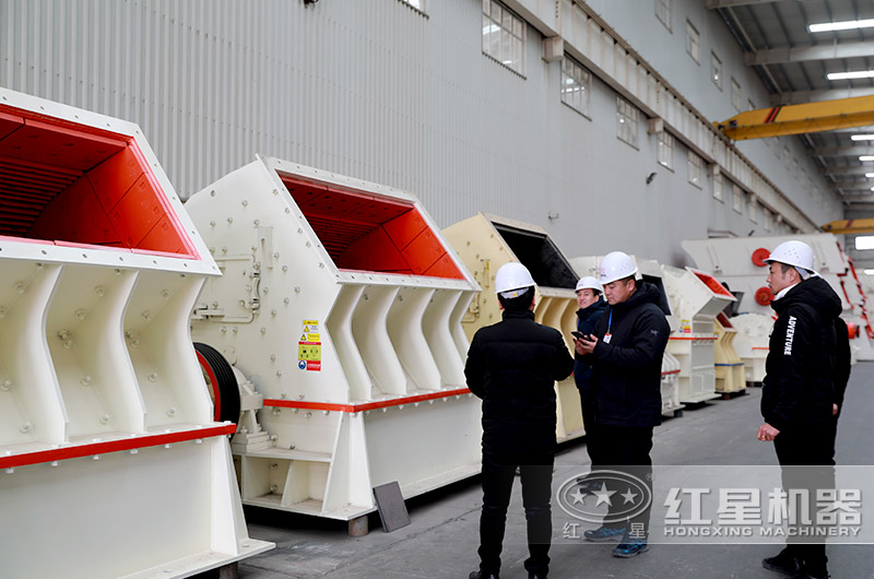 客戶來廠考察錘式破碎機(jī)