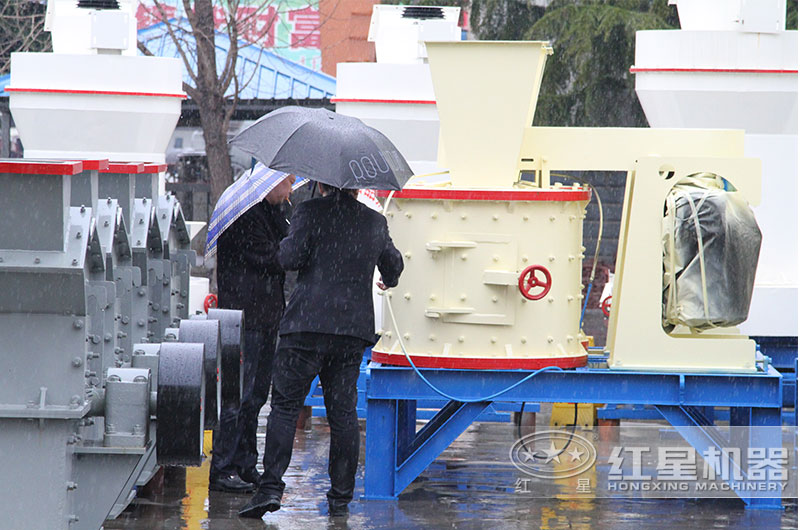 下雨天客戶也來廠考察復(fù)合式制砂機(jī)